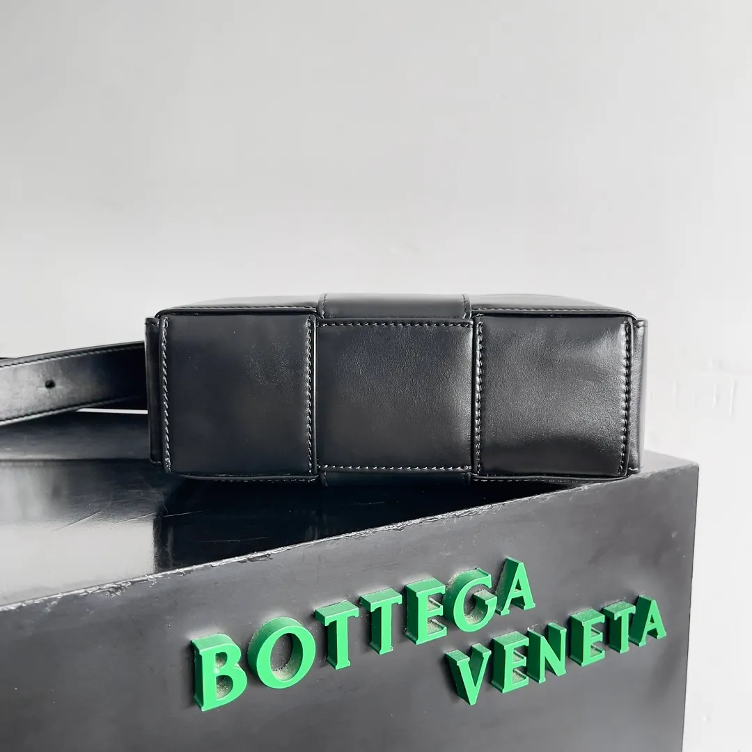 Batch 1640 BOTTEGA VENETA's new mini cassette camera bag. What a beautiful design. This noble one is really unique. The texture is also great. It matches the autumn and winter coat's great temperament. It can hold your various styles of matching, and the high-end double-fabric weaving design is also very NICE! In autumn and winter, it can be simply paired with a sweater or a jacket or a suit. The capacity is enough to hold some small items. The niche design is really amazing. I can’t praise this cool black woven handbag enough! You’ll fall in love with it at first glance, it’s so special~ Both the workmanship and appearance are superb! Style number: 795177 Size: 21*13*6.5cm